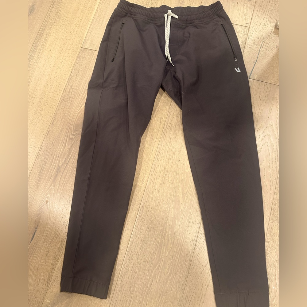 Vuori transit jogger. Color olive, Size Medium *like new*